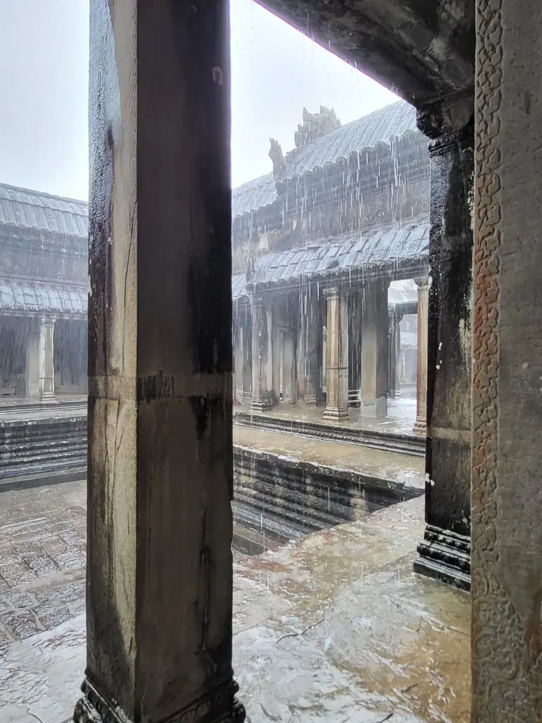 Angkor Wat sous la pluie de mousson