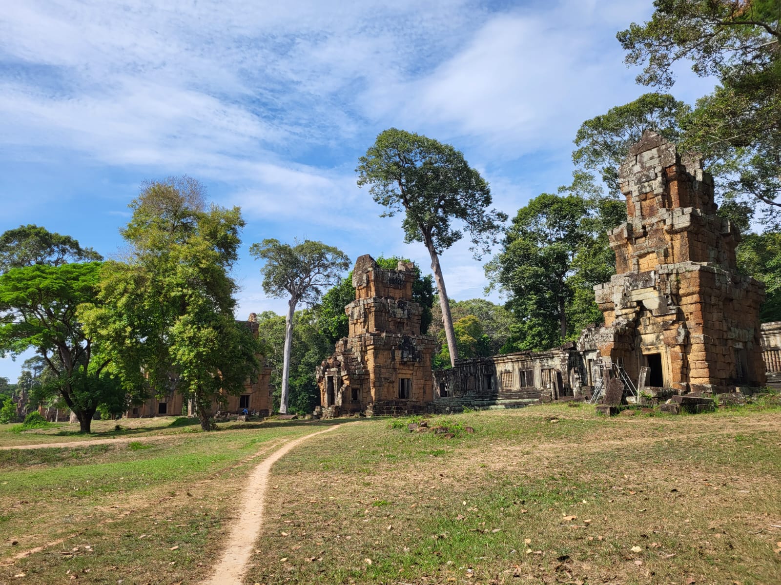 Angkor Wat — les cinq tours du temple principal au lever du soleil, Cambodge