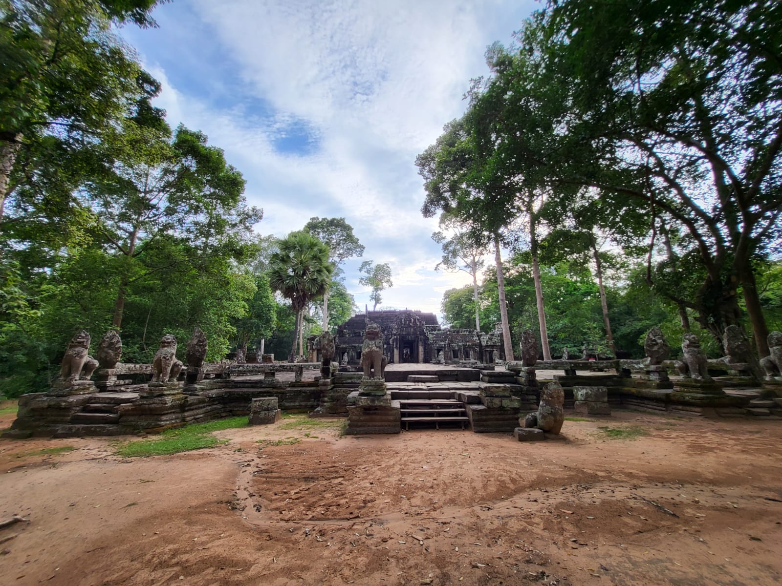 Preah Khan — galeries et couloirs envahis par la végétation tropicale, complexe d'Angkor